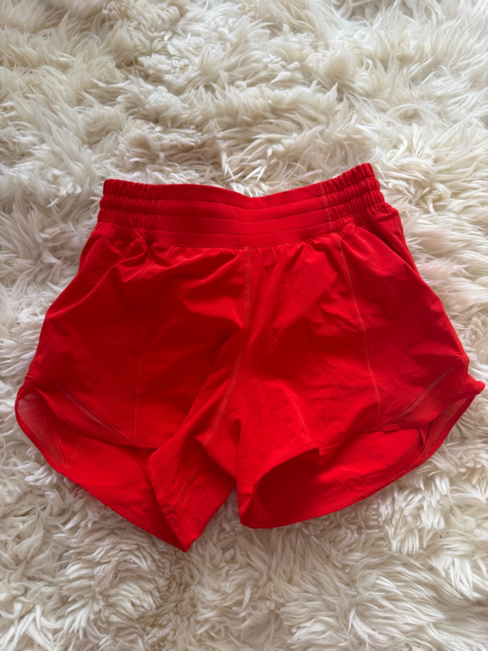 Lululemon red hotty hot shorts size 6 4”